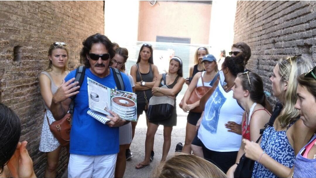 Art History class • LeadAbroad